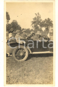 Fotografia d epoca originale 1940 ca AREA LOMBARDA ? Un gruppo di amici in automobile Foto 7x11 cm 1