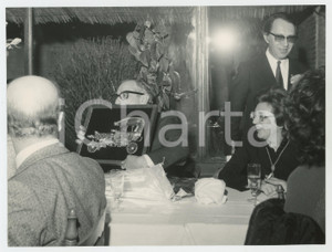 Fotografia d epoca originale 1970 ca JOLLY CLUB Compleanno Mario BERNASCONI riceve quadro in regalo Foto 1