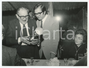 Fotografia d epoca originale 1970 ca JOLLY CLUB Compleanno Mario BERNASCONI riceve coppa in regalo Foto 1