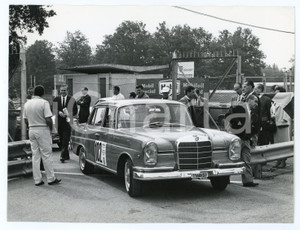 Fotografia d epoca originale 1965 ca 7Â° MOBIL ECONOMY RUN Mercedes Benz W112 varca il cancello dei box Foto 1