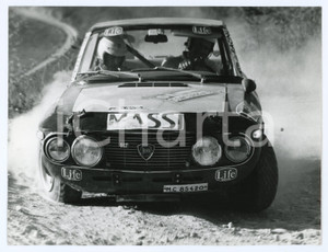 Fotografia d epoca originale 1970 ca RALLY Pilota a bordo di Lancia Fulvia coupÃ© durante una gara Foto 1