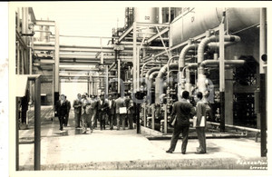 Fotografia d epoca originale 1965 ca LIVORNO Visita del corso CIDA agli impianti petroliferi Foto 18x13 1
