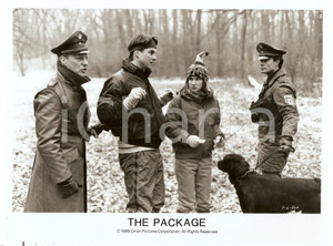 Fotografia d epoca originale 1989 THE PACKAGE Movie by Andrew DAVIS Police stopped suspects in the woods Foto 1