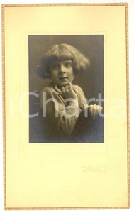 Fotografia d epoca originale 1920 ca MILANO Ritratto di bambina seduta Foto Giovanni ARTICO 16x25 cm 1