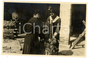 Fotografia d epoca originale 1918 WW1 TRENTINO Donne adibite a lavori di trincea Fotografia 14x9 cm 1