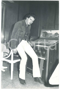 Fotografia d epoca originale 1975 ca MILANO Adriano PAPPALARDO con jukebox WURLITZER Foto 20x30 cm 1