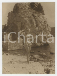 Fotografia d epoca originale 1950 ca ITALIA Donna in posa davanti agli scogli  Foto ANONIMA 7x10 cm 1