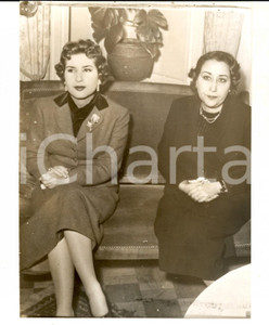 Fotografia d epoca originale 1953 GINEVRA Hotel BERGUES Ex regina Narriman d Egitto a una conferenza stampa 1