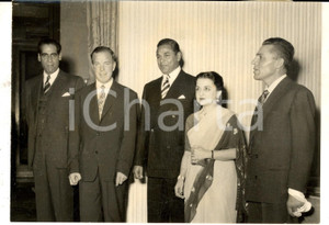 Fotografia d epoca originale 1954 MILANO Alpinisti COMPAGNONI e LACEDELLI al ricevimento dopo impresa del K2 1