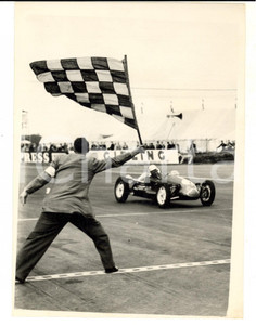 Fotografia d epoca originale 1953 GRAND PRIX SILVERSTONE Stirling MOSS wins driving a COPPER Photo 16x21 1