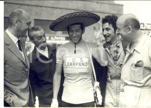Fotografia d epoca originale 1960 TOUR DE FRANCE DUNKERQUEDIEPPE Gastone NENCINI con un sombrero Foto 1