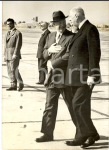 Fotografia d epoca originale 1959 PARIS Dwight EISENHOWER accolto da Charles DE GAULLE all aeroporto Foto 1