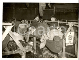 Fotografia d epoca originale 1957 SUTTON PARK World Scouts Jubilee Jamboree  Scouts slumber under the taps 1
