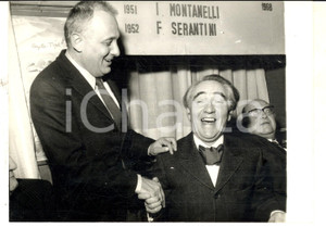 Fotografia d epoca originale 1969 MILANO Livio GARZANTI con NicolÃ² TUCCI vincitore PREMIO BAGUTTA Foto 18x13 1