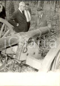 Fotografia d epoca originale 1960 GETTYSBURG Dwight EISENHOWER e Charles DE GAULLE con un vecchio cannone 1