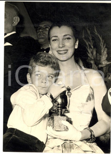 Fotografia d epoca originale 1956 CINEMA Valentina CORTESE con la GROLLA D ORO e il figlio Jackie BASEHART 1
