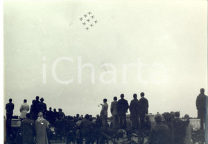 Fotografia d epoca originale 1965 GENOVA Folla assiste a una manifestazione aerea Foto 24x18 cm 1
