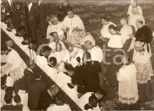190 ROMA Papa GIOVANNI XXIII fa lavanda dei piedi a seminaristi il Giovedì Santo