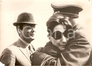 Fotografia d epoca originale 1952 FRANKFURT Tony CURTIS looks Christina KAUFMANN says goodbye to her brother 1
