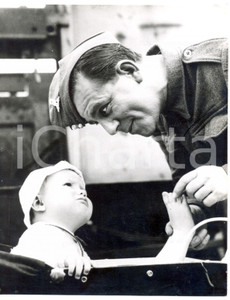 Fotografia d epoca originale 1958 CINEMA The Square Peg Norman WISDOM plays with John HOWLETT Photo 1