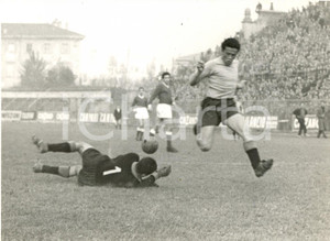 Fotografia d epoca originale 1956 BERGAMO  CALCIO NAZIONALE Giorgio GHEZZI para su Miguel MONTUORI Foto 1