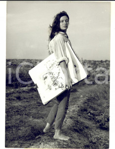 Fotografia d epoca originale 1961 ARLES La belle artiste Josy PRAYER travaille pieds nus Ã  la campagne Photo 1