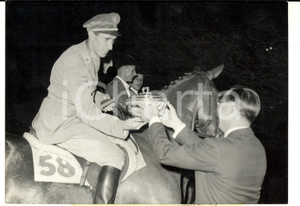 Fotografia d epoca originale 1959 PARIS EUROPEI IPPICA Principe Bernhard dei Paesi Bassi premia Piero D INZEO 1