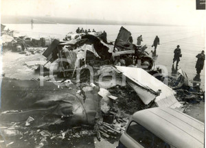 Fotografia d epoca originale 1956 LONDON Wreckage of burnt and crashed plane Vulcan Photo 20x15 cm 1