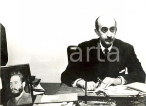 Fotografia d epoca originale 1962 CUBA Ambasciatore Luis AMADOBLANCO FERNANDEZ con ritratto Fidel CASTRO 1