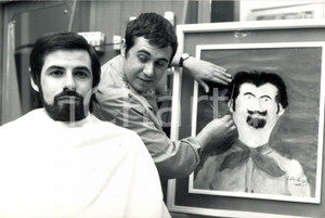 Fotografia d epoca originale 1972 MILANO Salvatore GUGLIOTTA il barbiere pittore con quadro fatto di capelli 1