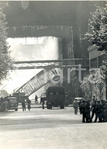 Fotografia d epoca originale 1962 MILANO BICOCCA  Vigili del fuoco sedano incendio allo stabilimento PIRELLI 1