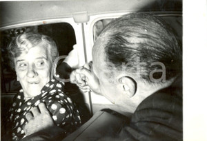 Fotografia d epoca originale 1959 VITERBO  Arnaldo GRAZIOSI lascia il carcere in macchina con la madre Foto 1