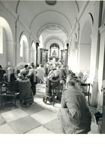 Fotografia d epoca originale 1971 VARSAVIA Vergine di Loreto  Fedeli in preghiera davanti alla Madonna Nera 1