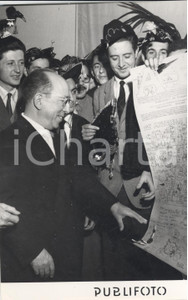 Fotografia d epoca originale 1953 MILANO Ferdinando INNOCENTI riceve il diploma di laurea honoris causa 1