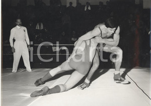 Fotografia d epoca originale 1963 GENOVA  Atleti durante una gara di lotta libera Foto 24x18 1