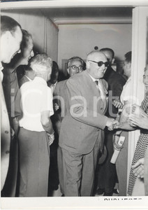 Fotografia d epoca originale 1954 GENOVA Sezione socialista Sampierdarena  Pietro NENNI saluta sostenitori 1