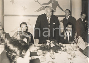 Fotografia d epoca originale 1963 TORINO Discorso di Massimo SPADA alla premiazione pilota dell anno LANCIA 1