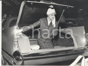 Fotografia d epoca originale 1956 TORINO Salone dell Automobile  Modella nel baule di una CADILLAC Foto 1