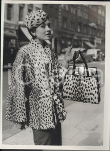 Fotografia d epoca originale 1955 LONDON FASHION WEEK Model wearing a cheetah fur jacket Photo Fashion 1