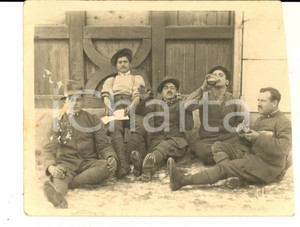 Fotografia d epoca originale 1915 ca WW1 ZONA DI GUERRA Un brindisi per la fanteria  Foto cartolina 12x9 cm 1