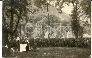 Fotografia d epoca originale 1915 ca WW1 ZONA DI GUERRA Messa all aperto per un battaglione  Foto cartolina 1