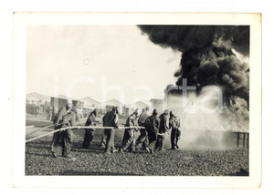 Fotografia d epoca originale 1950 ca PORTUGAL Una dimostrazione militare dei pompieri  Foto 12x9 cm 1