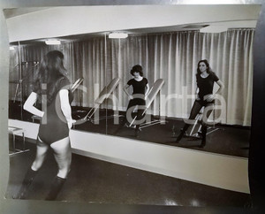 Fotografia d epoca originale 1970 ca ITALIA Tamara BARONI si allena allo specchio Fotografia 30x24 cm 1