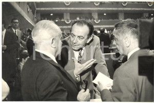 Fotografia d epoca originale 1969 ROMA XI Congresso DC  Carlo DONATCATTIN nel corso di una discussione 1