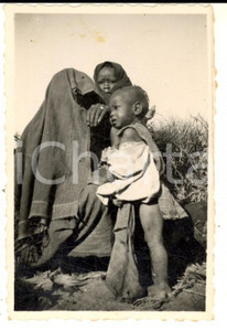 Fotografia d epoca originale 1940 ca AOI ETIOPIA ? Donna velata con i figli  Foto VINTAGE 1