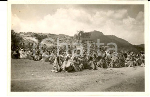 Fotografia d epoca originale 1935 ca ADIGRAT ETIOPIA Gruppo di donne in attesa  Fotografia 9x6 cm 1
