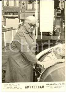 Fotografia d epoca originale 1970 AMSTERDAM TURISMO Ritratto di donna con battello  Foto VINTAGE 10x15 cm 1