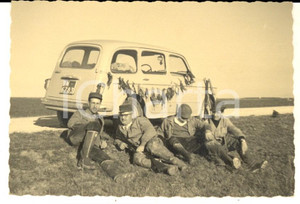 Fotografia d epoca originale 1960 ca COSTUME Cacciatori con le prede su FIAT 1100  Foto CURIOSA VINTAGE 10x7 1
