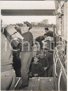 Fotografia d epoca originale 1956 CATANIA Militari della SETAF consegnano aiuti per alluvionati Foto 13x18 1