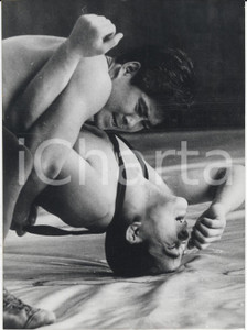 Fotografia d epoca originale 1964 TOKYO Osamu WATANABE si allena per le Olimpiadi  Lotta libera pesi piuma 1